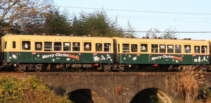 クリスマス仕様にラッピングされた列車=三重県いなべ市内で2020年12月10日、松本宣良撮影