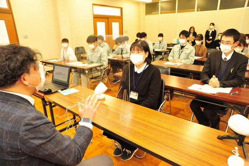 卓上型対話支援装置を使う職員ら=京都府綾部市若竹町の市役所で、佐藤孝治撮影