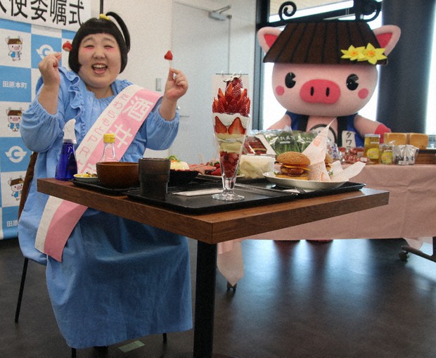 奈良県田原本町の特産品などをPRする酒井藍さん=同町の道の駅「レスティ唐古・鍵」で、姜弘修撮影