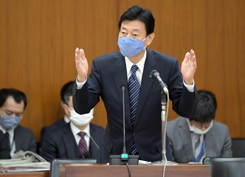衆院内閣委員会で立憲民主党の今井雅人氏の質問に答える西村康稔経済再生担当相=国会内で2020年12月16日午前9時54分、竹内幹撮影