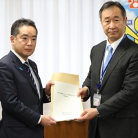 日本学術会議のあり方について自己検証した中間報告書を井上信治科学技術担当相（左）に提出する学術会議の梶田隆章会長＝東京都千代田区で2020年12月16日午後0時51分、玉城達郎撮影