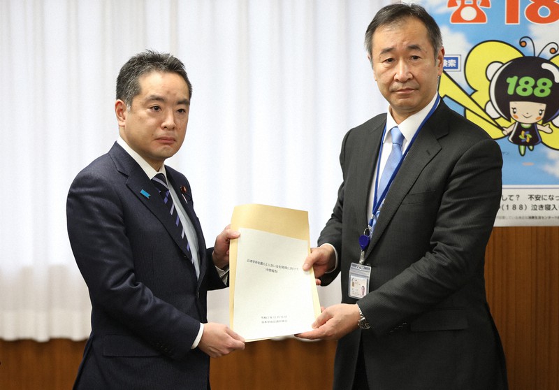 日本学術会議のあり方について自己検証した中間報告書を井上信治科学技術担当相(左)に提出する学術会議の梶田隆章会長=東京都千代田区で2020年12月16日午後0時51分、玉城達郎撮影