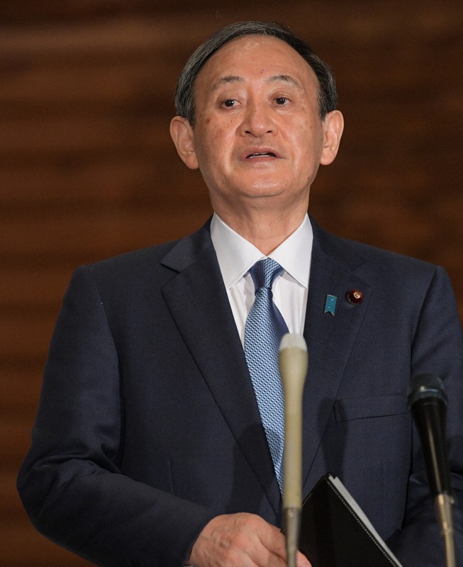 「勝負の3週間」が経過したことや、自民党の二階俊博幹事長との会食について記者団の質問に答える菅義偉首相=首相官邸で2020年12月16日午後6時38分、竹内幹撮影