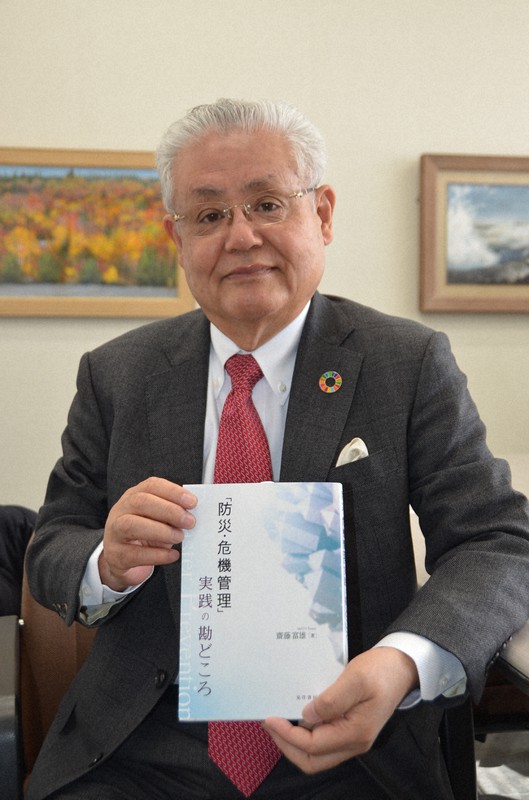 阪神大震災以来の危機対応の教訓をまとめた斎藤富雄さん=神戸市で2020年12月3日午前10時43分、井上元宏撮影