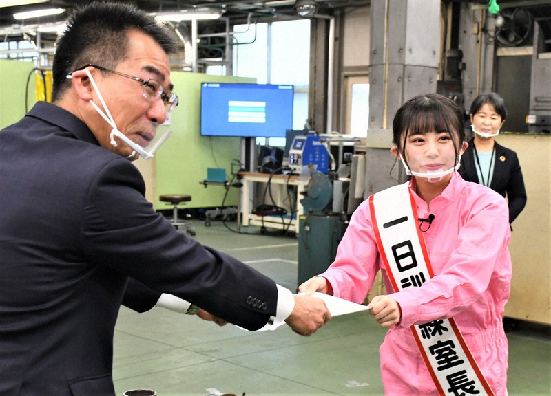 滋賀労働局の待鳥浩二局長(左)から一日訓練所長に任命される濱咲友菜さん=大津市光が丘町のポリテクセンター滋賀で2020年12月15日午後1時2分、礒野健一撮影