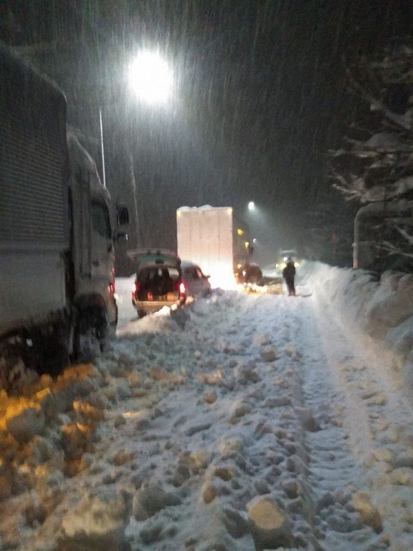 大雪 横手で８７センチ 国道で車数十台立ち往生 秋田 毎日新聞