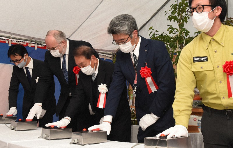 チェコ共和国大使館次席ミラン・スネラッツ氏(左から2人目)も列席した竣工式で発電開始ボタンを押す奥飛驒水力発電の志田正雄社長(同3人目)=岐阜県高山市奥飛驒温泉郷平湯アカンダナで2020年12月15日、大竹禎之撮影