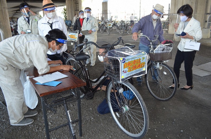 自転車を譲り受ける出席者ら=大阪府摂津市鶴野2で、亀田早苗撮影