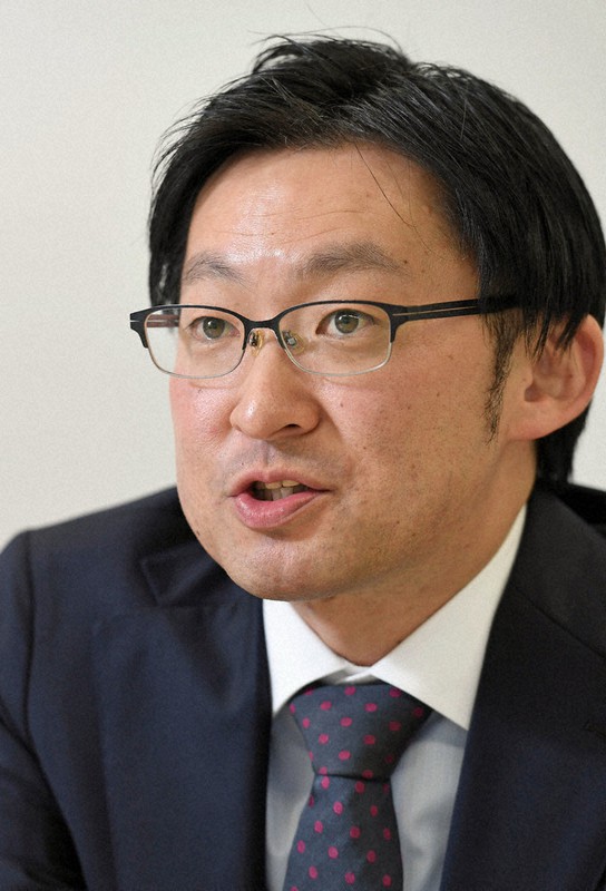 インタビューに答える伊藤伸・内閣府政策参与=東京都千代田区で2020年12月7日、宮本明登撮影