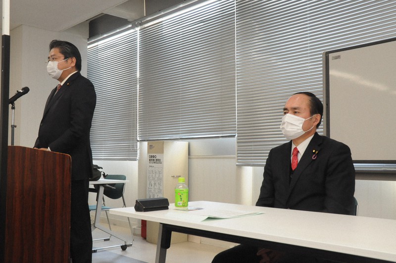 社民党大分県連の会合に出席した吉田忠智幹事長(右)。この後、離党を正式表明した。左は共に離党して立憲民主党に合流する意向の吉川元・副党首=大分市で2020年12月17日午後1時7分、石井尚撮影