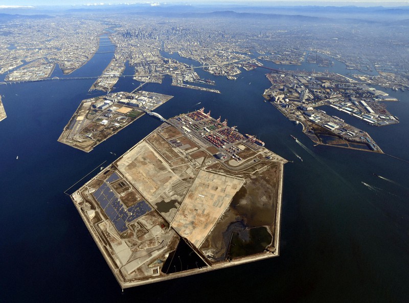 2025年大阪・関西万博が開催される夢洲(手前)=大阪市此花区で2020年12月2日、本社ヘリから加古信志撮影