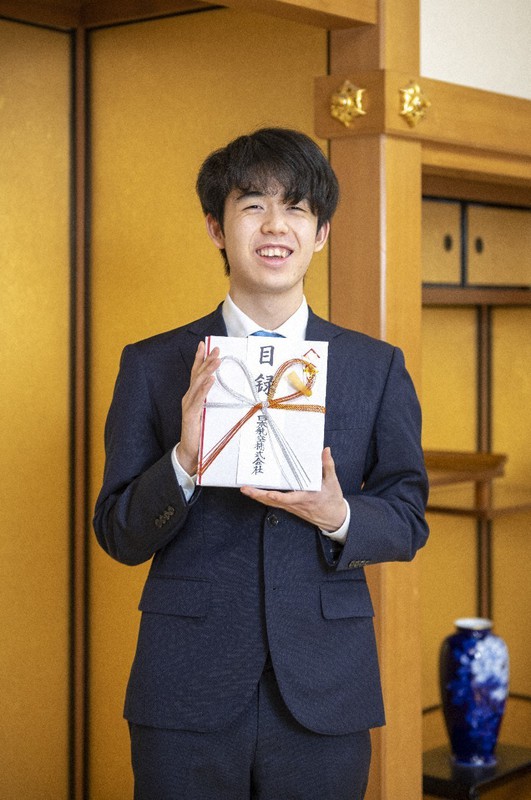ナンバーMVP賞を受賞した藤井聡太王位=文芸春秋提供