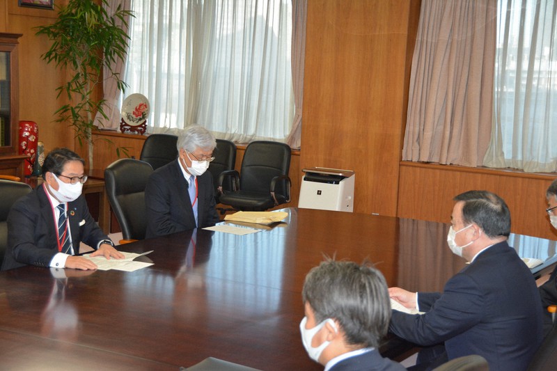 使用済み核燃料を巡る電気事業連合会の新方針を梶山弘志経済産業相に伝える池辺和弘会長(左)=東京都千代田区の経産省で2020年12月17日午後2時46分、藤渕志保撮影