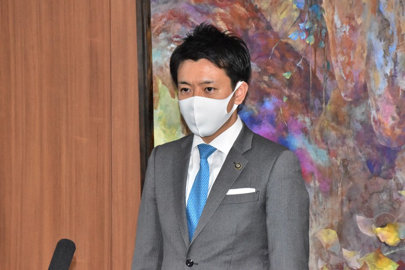 報道陣の取材に応じる青森県むつ市の宮下宗一郎市長=むつ市役所で2020年12月17日午後4時29分、平家勇大撮影