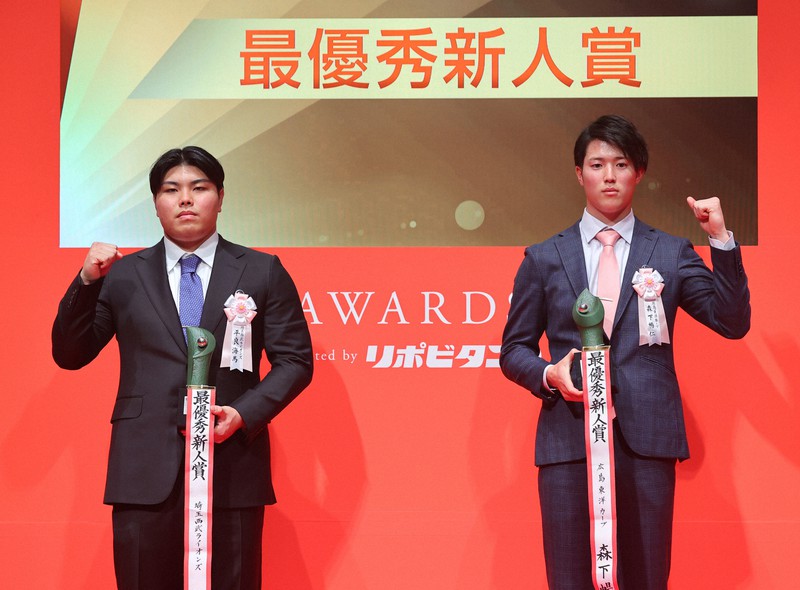 新調のスーツ 小さくなった パ新人王の西武 平良 八回の男に定着 毎日新聞