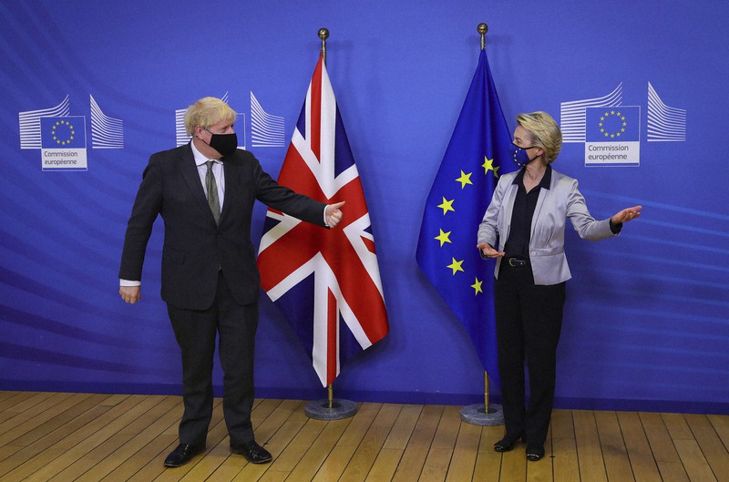 英国とEUの自由貿易協定(FTA)交渉を巡りトップ会談に臨むジョンソン英首相(左)とフォンデアライエン欧州委員長=ブリュッセルで2020年12月9日、AP