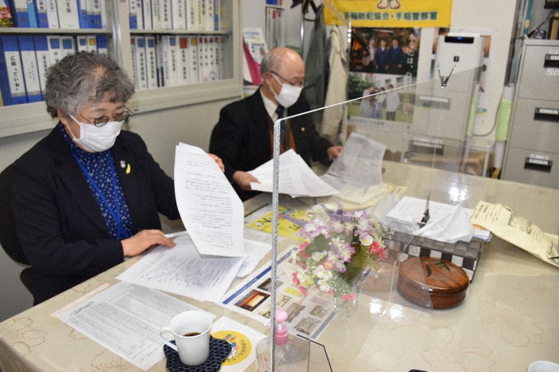 感染防止のため机の中央がアクリル板で仕切られた面接室=札幌市手稲区で2020年12月9日、真貝恒平撮影