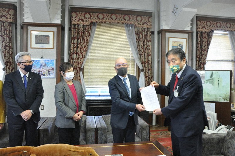「営業1時間延長」に向け、河村たかし名古屋市長(右端)に協力を求める栄東女子大小路ビル協会の野田剛司会長(同2番目)ら=名古屋市役所で17日午後3時57分、岡正勝撮影