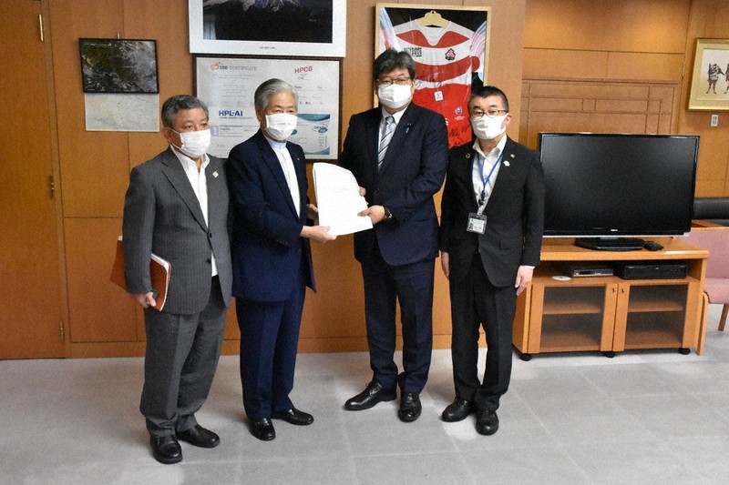 萩生田光一文部科学相(右から2人目)と面会し、少人数学級の導入などを要望する全国知事会など地方3団体の代表者ら=2020年7月3日午前11時25分、大久保昂撮影