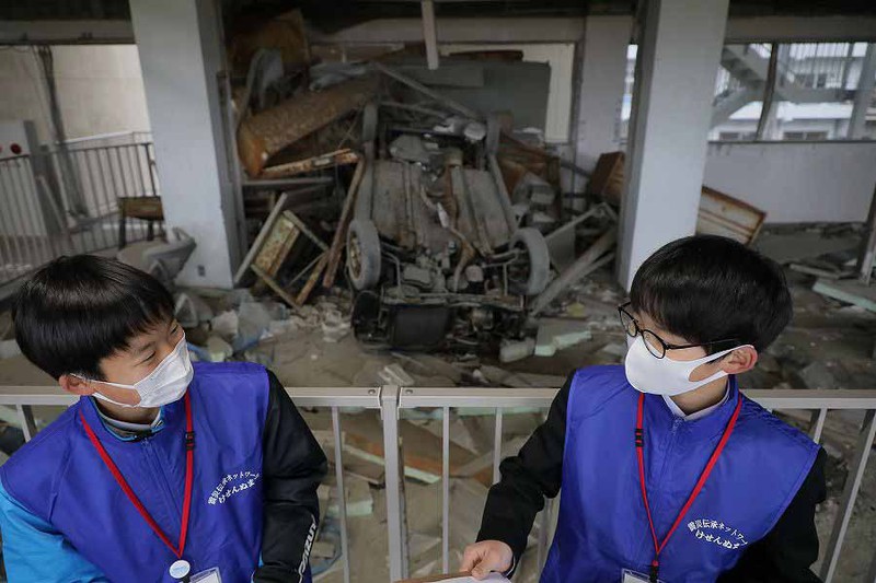 ｅｙｅ 見つめ続ける 大震災 まなびやの傷 私たちがつむぐ 宮城 気仙沼の遺構 中学生が案内 写真特集1 43 毎日新聞