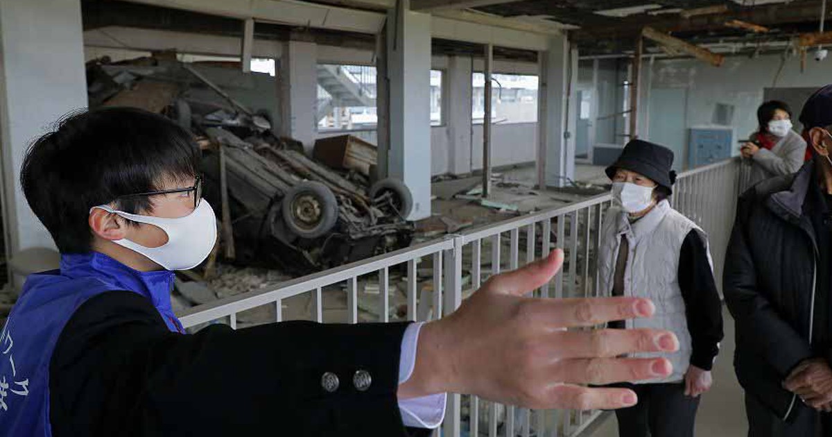 ｅｙｅ 見つめ続ける 大震災 まなびやの傷 私たちがつむぐ 宮城 気仙沼の遺構 中学生が案内 写真特集3 43 毎日新聞