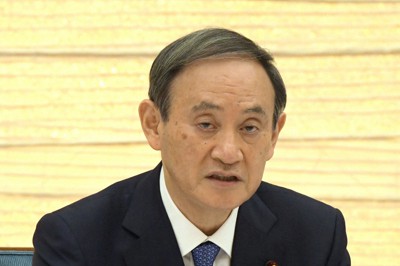 新型コロナウイルス感染症対策本部の会合で発言する菅義偉首相。菅首相は旅行需要喚起策「GoToトラベル」事業について、今月28日から来年1月11日まで全国で一斉停止すると表明した＝首相官邸で2020年12月14日午後6時37分、竹内幹撮影