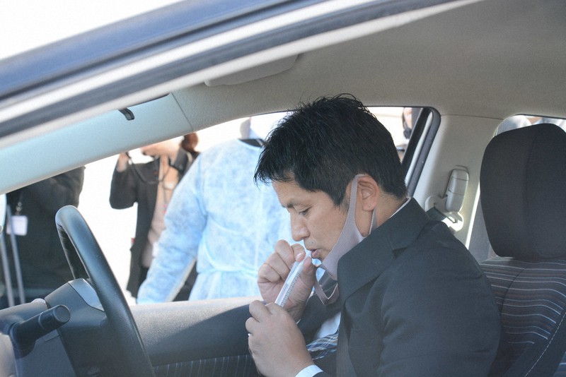 広島市西区に広島県が設置したPCRセンターでは、利用者が車に乗ったまま唾液の検体採取ができるようになった=広島市西区で2020年12月9日午後1時22分、池田一生撮影