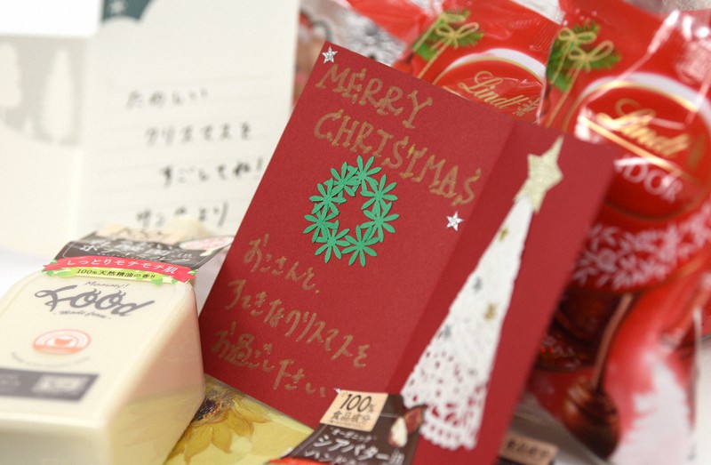 シングルマザーを笑顔に Npoがお菓子やケア用品をクリスマスプレゼント 毎日新聞
