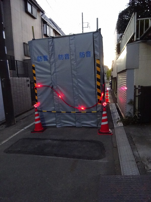 10月18日に道路の陥没が見つかった現場=東京都調布市東つつじケ丘2で2020年12月18日午後5時2分、青島顕撮影