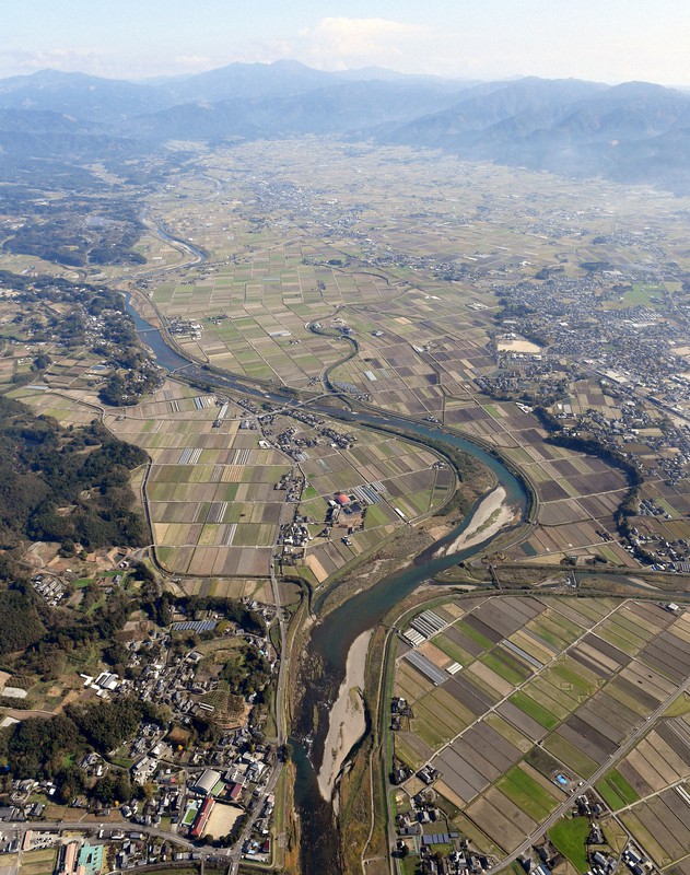 熊本県のあさぎり町、多良木町などにまたがって田畑が広がる球磨川流域=2020年11月17日午前10時50分、本社ヘリから津村豊和撮影