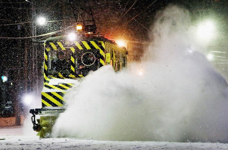 今季初めて出動し、レールに積もった雪を掃き飛ばすササラ電車=札幌市中央区で2020年12月19日午前4時52分、貝塚太一撮影