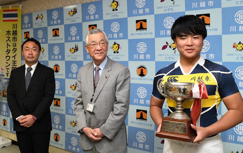 川合善明・川越市長(中央)に花園出場を報告する江田優太主将(右)と望月雅之監督=埼玉県川越市役所で2020年12月18日、仲村隆撮影