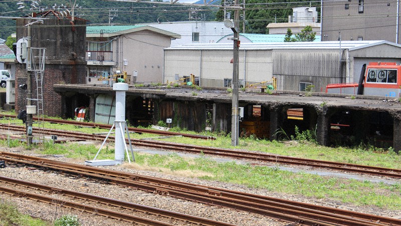 屋根がなくなりホーム跡のように見える給炭台。左側には給水塔が残る=福井県南越前町のJR今庄駅で、大島秀利撮影
