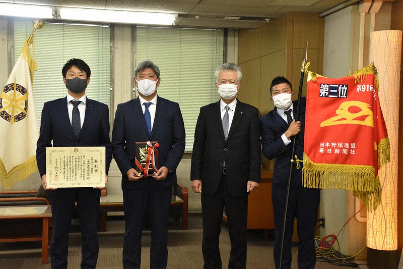 京都市から「市スポーツ敢闘賞」を授与された日本新薬の松村監督(左から2人目)、吉野主将(右端)ら=市役所で、中島怜子撮影
