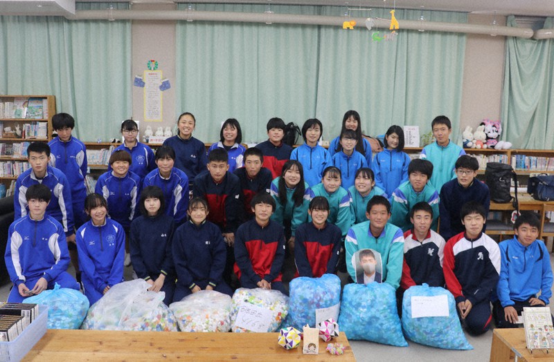 ペットボトルのキャップを持ち寄った橋本市と九度山町の公立7中学校の生徒会メンバーら=橋本市三石台3の市立紀見北中学校で、藤原弘撮影