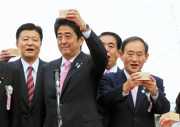 13年当時、安倍晋三首相主催の「桜を見る会」で、乾杯する安倍首相(左から2人目)と菅義偉官房長官(右)=東京都新宿区の新宿御苑で2013年4月20日(代表撮影)