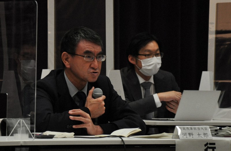 政府の行政事業レビューの公開検証に、河野太郎行政改革担当相(左)と出席した伊藤伸さん=東京都内で2020年11月15日、田辺佑介撮影