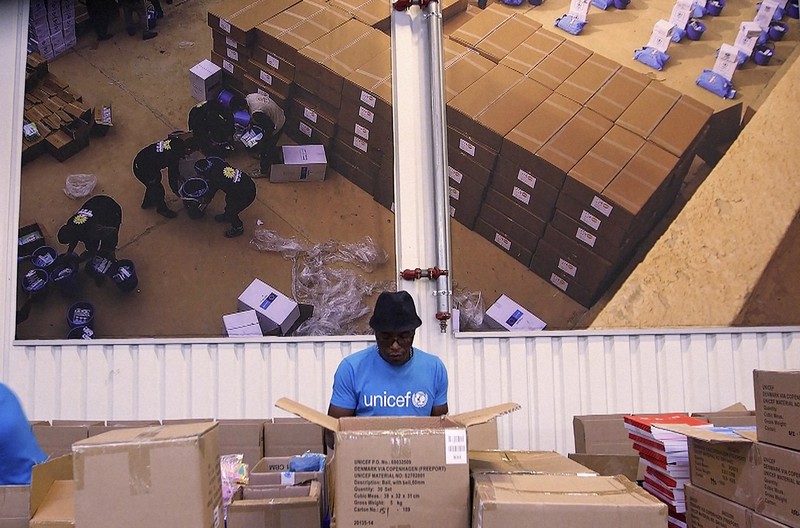 デンマークにある倉庫でCOVAXが関連した出荷作業に当たる人々=2020年10月、AP