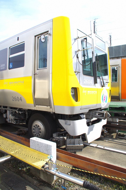 タイヤで走る埼玉新都市交通の「ニューシャトル」の車両=埼玉県伊奈町で2020年10月22日午前、山越峰一郎撮影