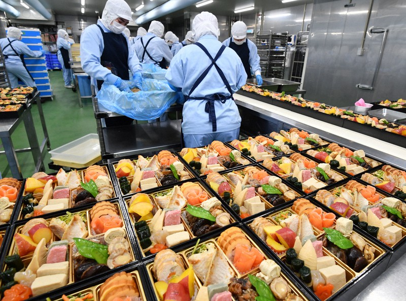 正月を前に製造の最盛期を迎える冷凍おせち料理=大阪府貝塚市で、木葉健二撮影