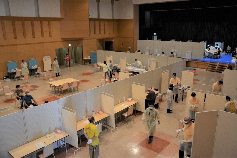 青森県弘前市岩木地区で続く大規模な健康診断の様子=青森県弘前市の中央公民館岩木館で2020年9月17日午前8時16分、井川加菜美撮影