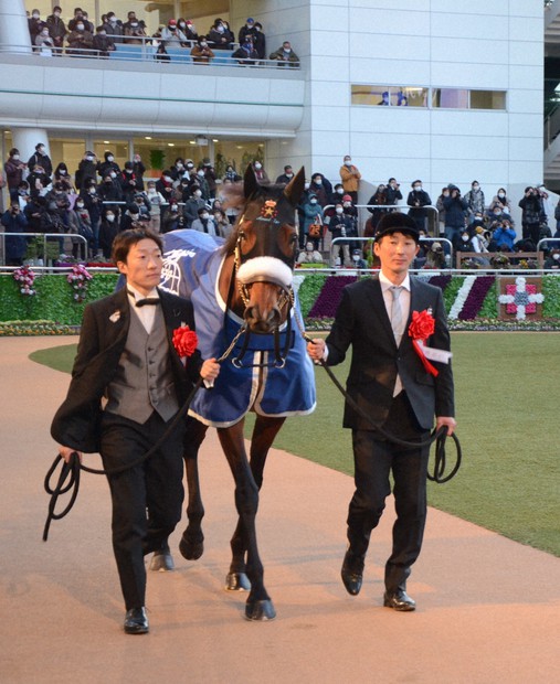 アーモンドアイが引退式 ルメール騎手、感無量「私たちの記憶に永遠に