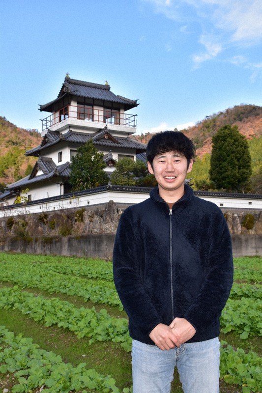 渡辺敢太さんと名田庄城=福井県おおい町で2020年12月9日午後3時18分、横見知佳撮影