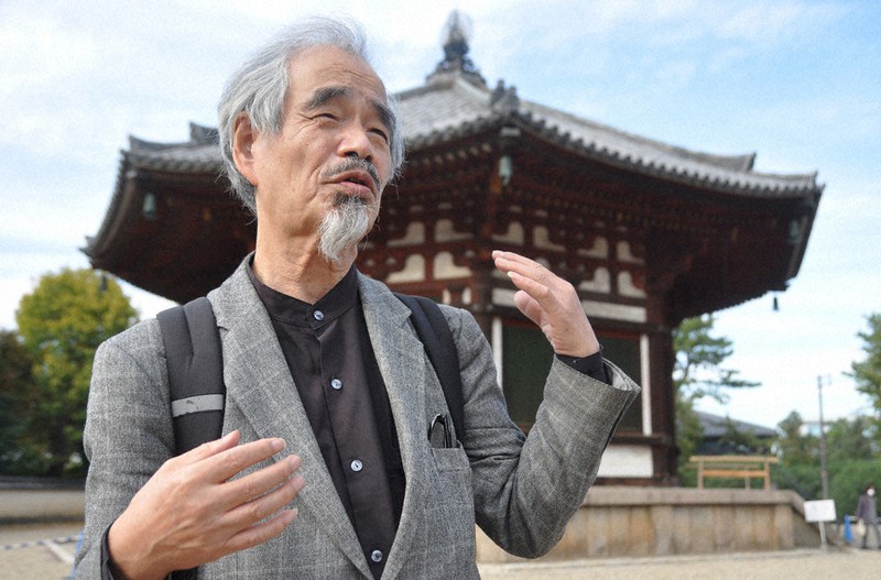 北円堂の前に立ち、運慶について語る木下晋さん=奈良市の興福寺で2020年11月5日午後2時1分、花澤茂人撮影
