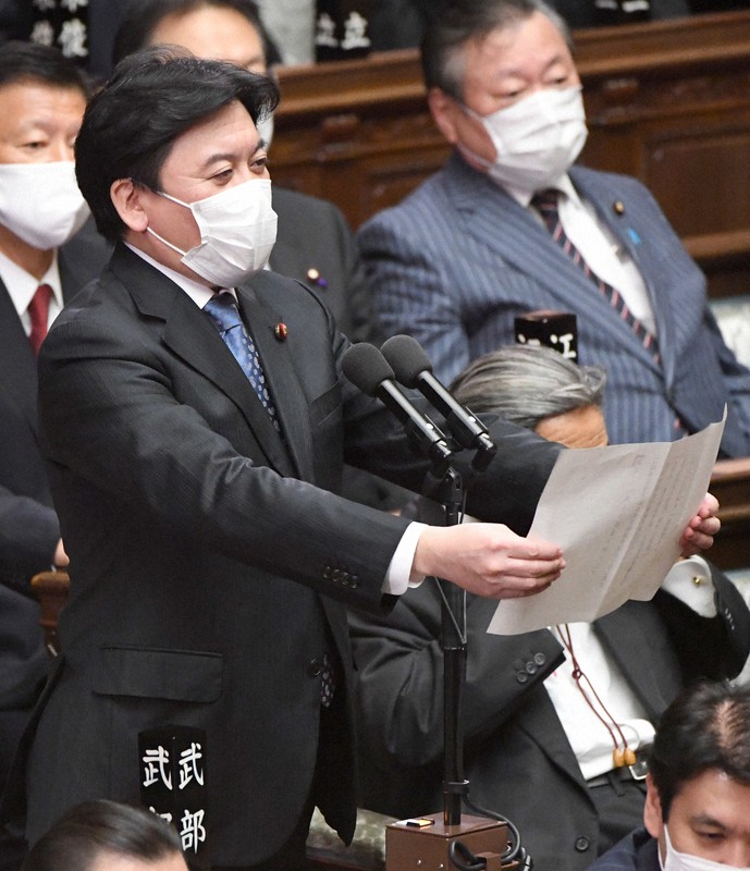 衆院本会議で動議を読み上げる自民党の武部新氏=国会内で2020年12月4日午後3時4分、藤井太郎撮影