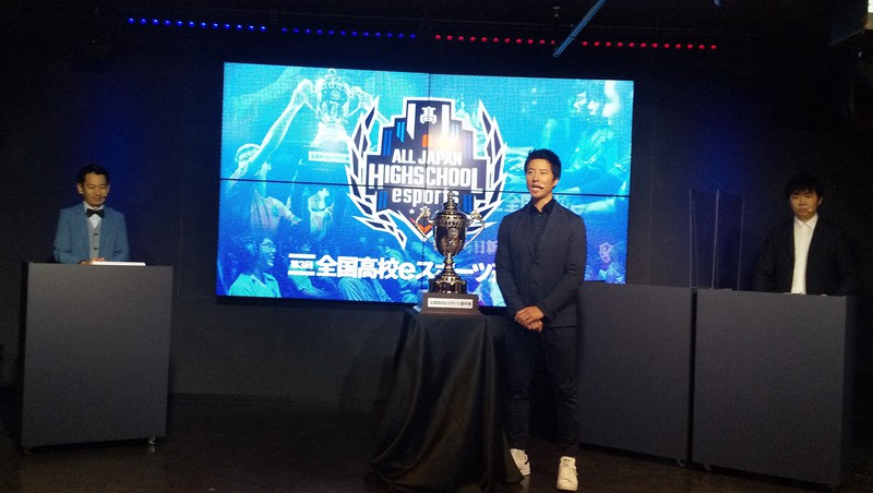 第3回全国高校eスポーツ選手権でリーグ・オブ・レジェンド部門の予選をライブ配信するスペシャルサポーターのケイン・コスギさん(中央)ら=2020年12月20日午後0時50分、松下英志撮影