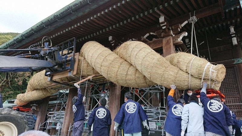 掛け替えられる宮地嶽神社の大しめ縄
