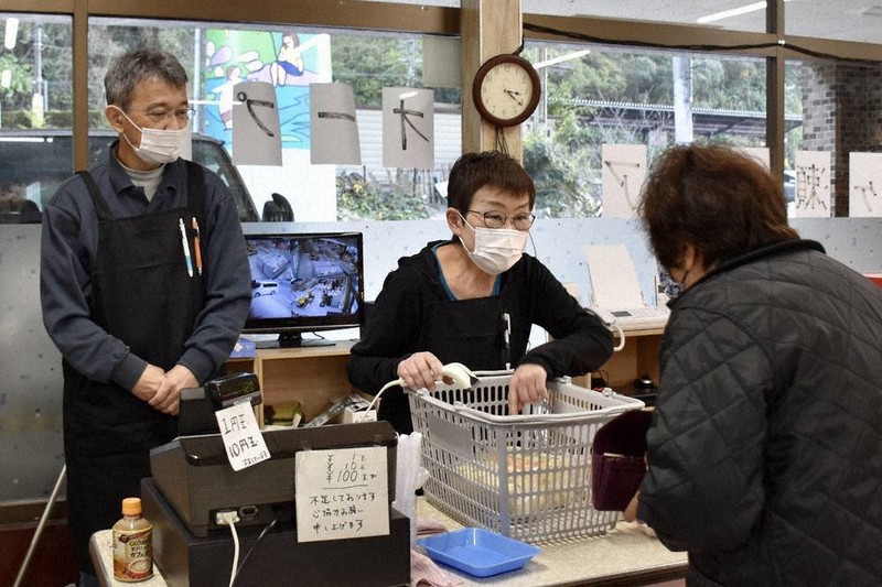 地元の客と会話を交わす布目さん夫妻=大分県日田市天瀬町の天ケ瀬ストアで8日