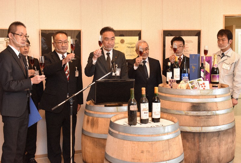 十勝ワインで乾杯し、「山幸」の国際品種登録を祝う池田町ブドウ・ブドウ酒研究所の関係者=北海道池田町で2020年12月1日、鈴木斉撮影