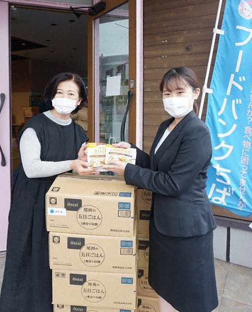 フードバンクの職員に食品を贈るJFEスチール東日本製鉄所の社員(右)=千葉市内で(同社提供)